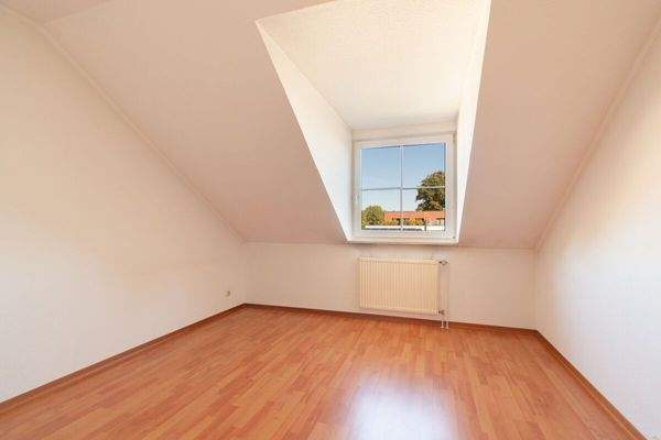 Stilvoller Schlafbereich mit hellem Fensterplatz