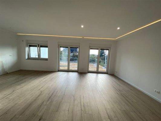 großer Wohnbereich mit Spots und indirekter Beleuc