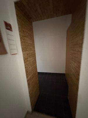 Flur mit Ziegelwänden