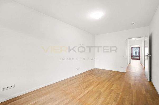 11. Schlafzimmer 2 mit Blick auf den Flur