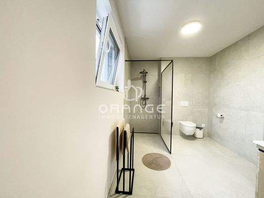 Das Masterbad ist mehr als großzügig gestaltet