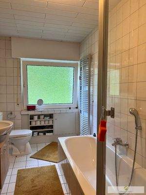 Tageslicht-Dusch-Wannen-Bad im Obergeschoss