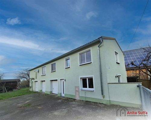 Wohnhaus mit Garagen