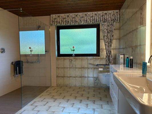 Bad im EG mit bodentiefer Dusche