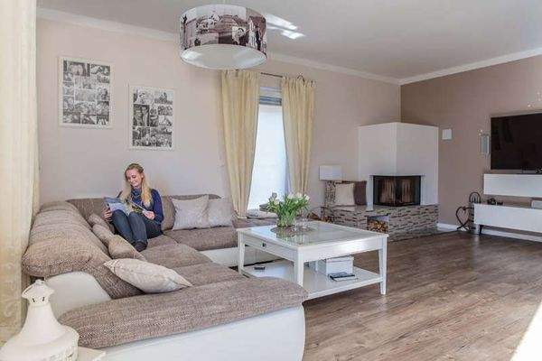 Wohnzimmer mit Kamin