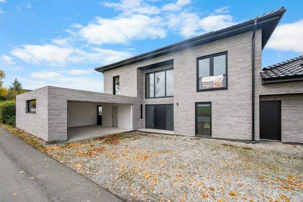  Villa +  Technikraum + Doppelgarage + Einfahrt