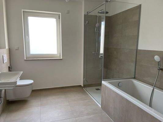 Bad mit Dusche, Wanne und WC