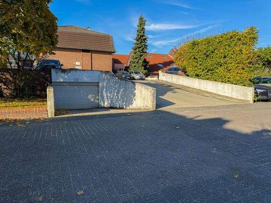 Tiefgarage + Außenstellplätze