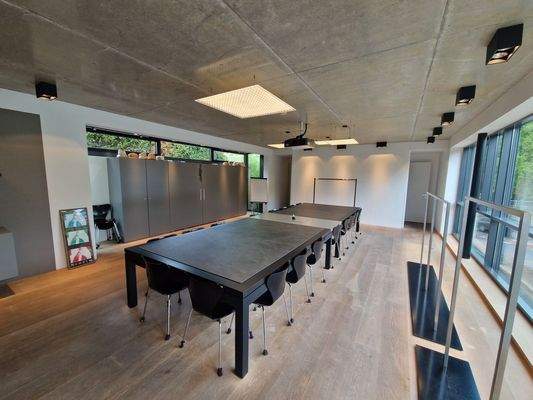 Modernes Büro mit Tischen