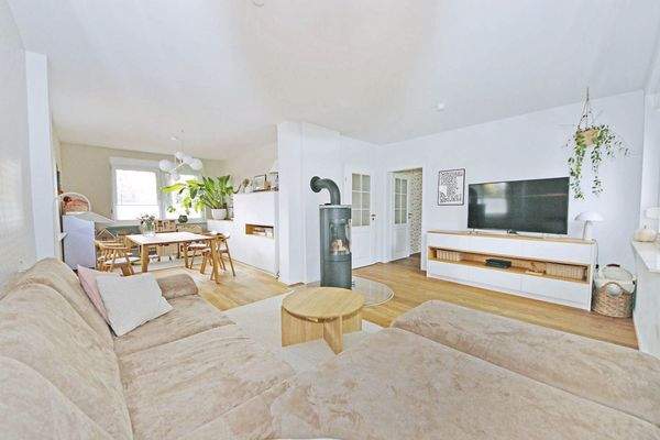 großes Wohnzimmer mit Kamin im EG