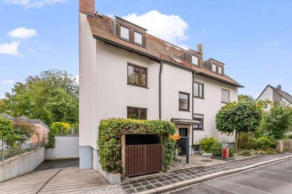 Haus von außen mit Einfahrt zur Tiefgarage