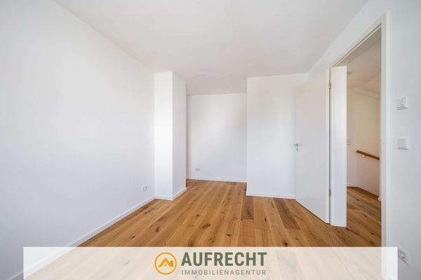 geräumiger Home-Office-Bereich