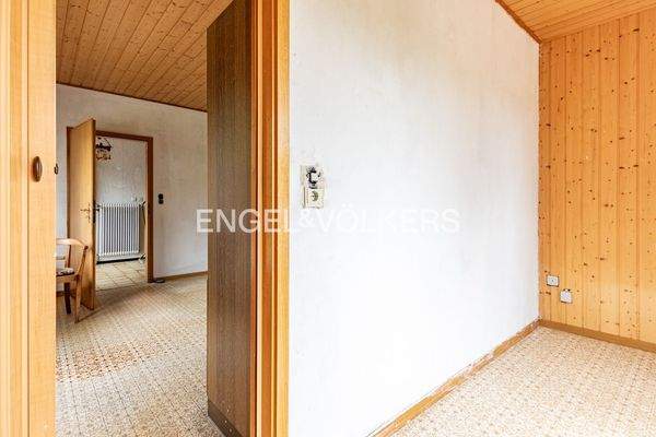 Vorratsraum mit Blick in die Küche