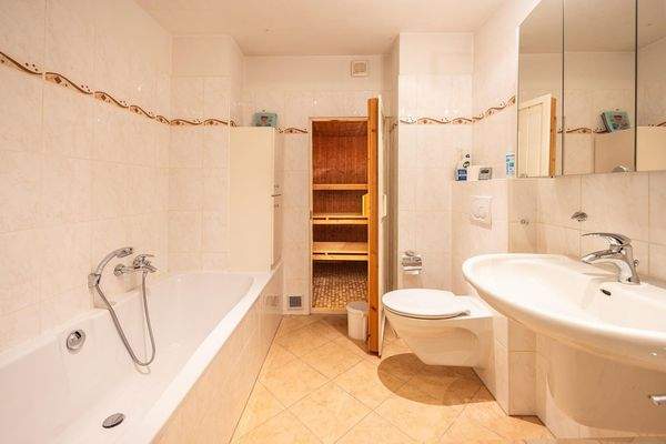 EG: Badezimmer mit Dusche, Badewanne, Sauna