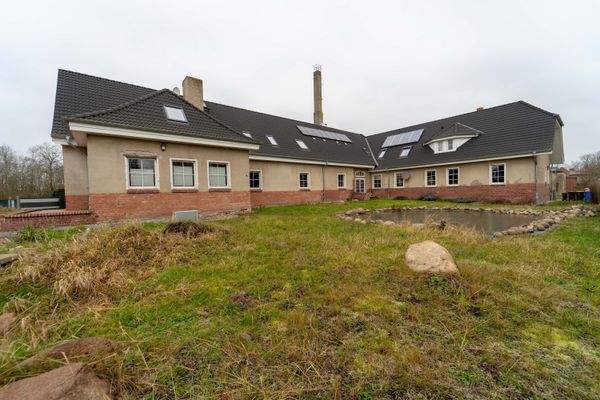 Ansicht MFH Straßenseite mit Teich