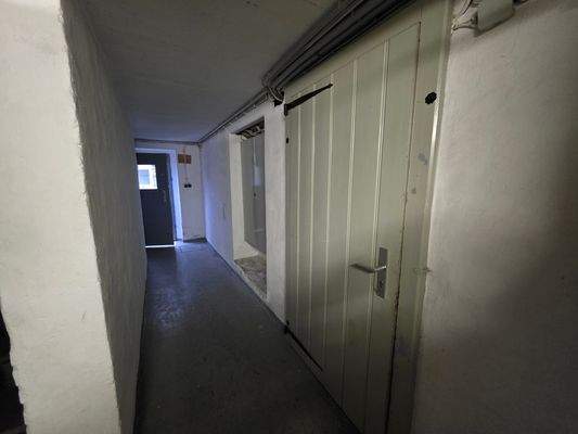 Eingang Lagerraum rechts.jpg