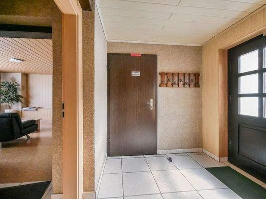 Flur (Bistro) FeWo 7 (l), Küche (m) &amp; Terrasse (r)