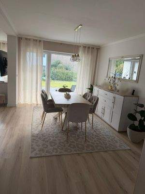 Esszimmer mit Ausgang auf die geräumige Terrasse