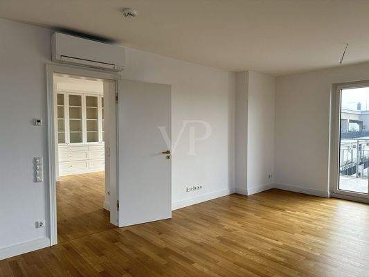 Blick in das Esszimmer aus dem Wohnzimmer