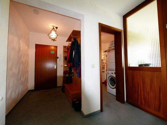 Flur und Abseite mit Essbereich