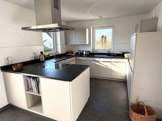 Hochwertige Einbauküche mit Granit-Arbeitsplatte