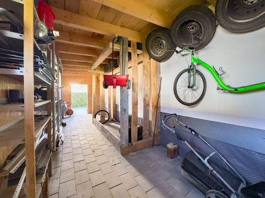 Geräteschuppen hinter Garage