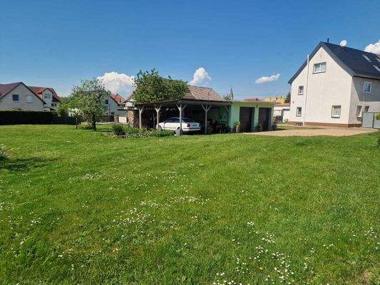 Doppelgarage mit Haus