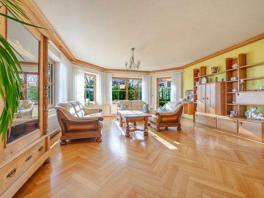 Wohnzimmer mit Zugang zum Garten