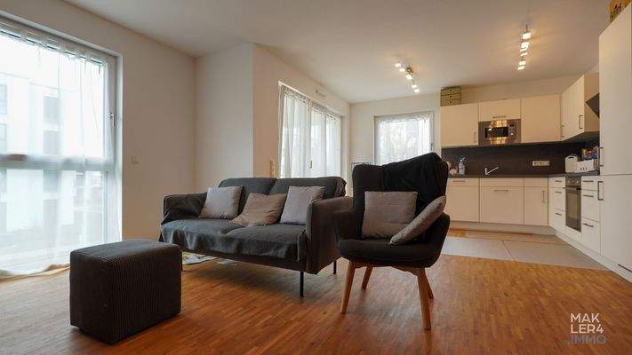 Wohnbereich mit Blick auf die offene Küche