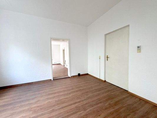 Durchgangszimmer 1 mit Zugang Treppenhaus 2