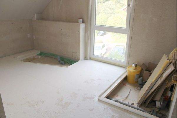 Bad mit Dusche und Badewanne und Bodentiefe Fenster