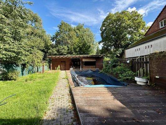 Blick in den Garten mit Pool 