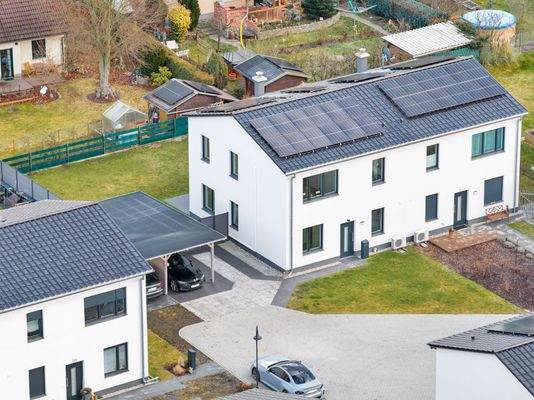 Blick auf das Doppelhaus (Drohnenaufnahme)