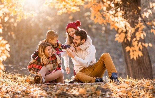 Herbst Wiese Family iStock- skynesher