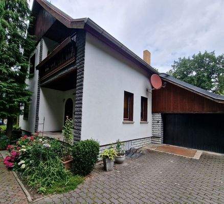 Seitenansicht mit Garage