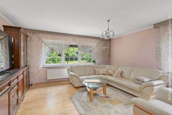Wohnzimmer (25,58m²) mit Parkettboden und Sprossenfenstern ... 