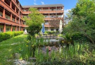 Hausansicht Rückseite mit Terrasse u. Teich