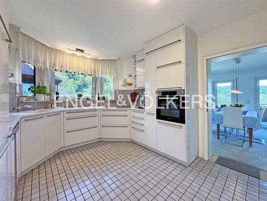 Küche mit Zugang zum Essbereich