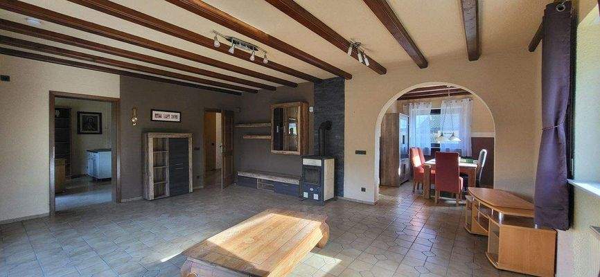 Wohn- und Essbereich verbunden mit der Küche 