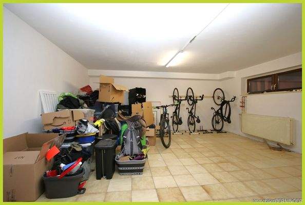 großer Kellerraum mit viel Staufläche