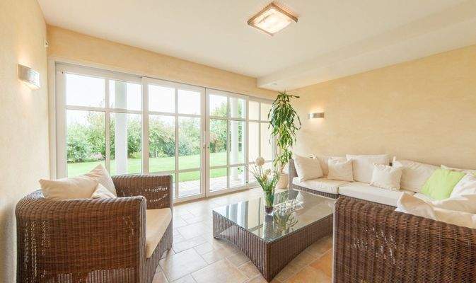 Relaxbereich mit Zugang in den Garten.jpg