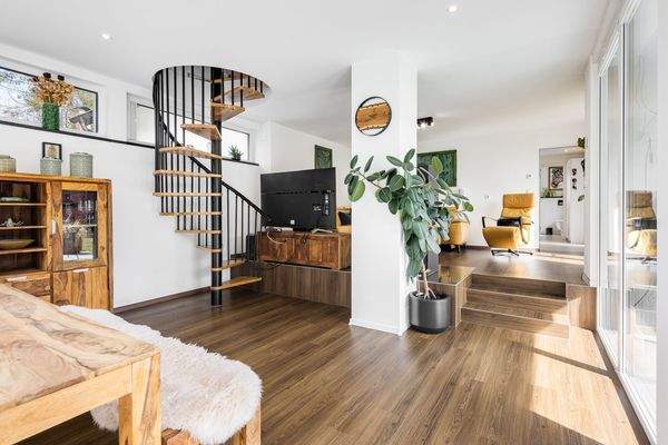 Ess-Wohnbereich mit Treppenaufgang