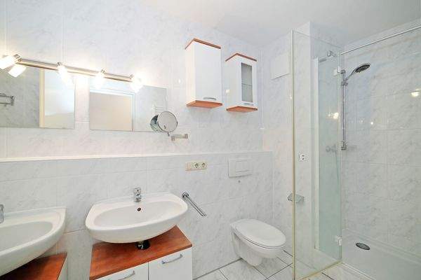 Bad mit Dusche und Wanne