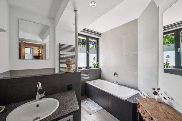 Hochwertiges Vollbad mit edlen Materialien und zeitloser Ästhetik