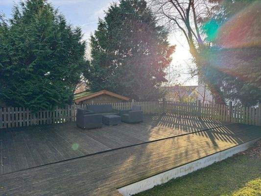 Unter der Terrasse der stillgelegte Außen-Pool