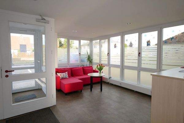 lichtdurchfluteter Eingangs/Empfangsbereich