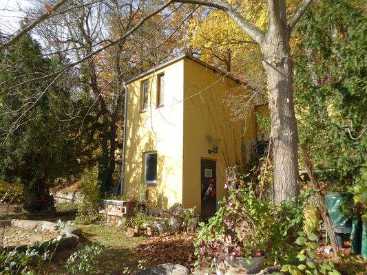 Separate Garage und darunterliegender Geräteraum