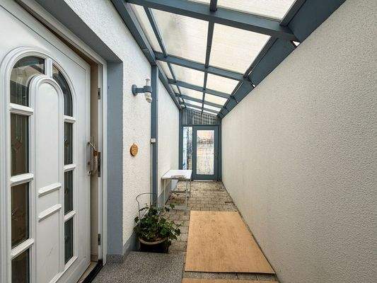 überdachter Eingangsbereich