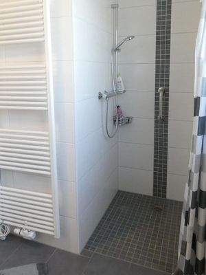 ... und bodentiefer Dusche