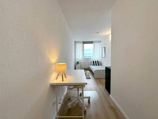 Helles WG-Zimmer mit Schreibtisch